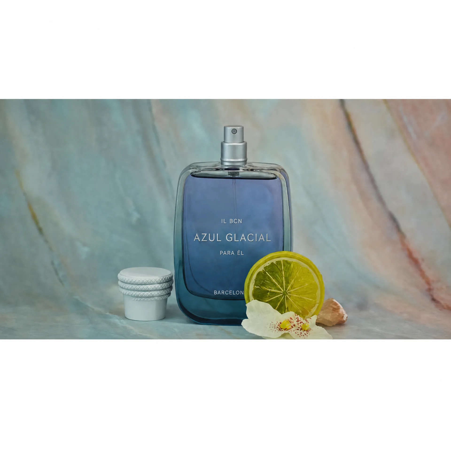 Frasco Azul Glacial de IL BCN con limón y flor blanca