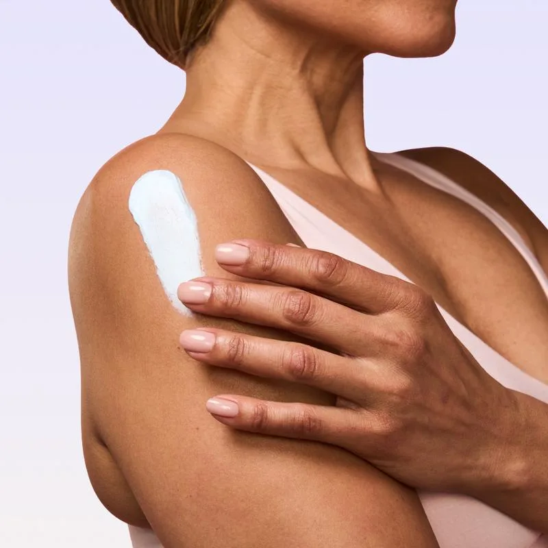 Aplicación nocturna de crema corporal Seda Nocturna sobre el brazo