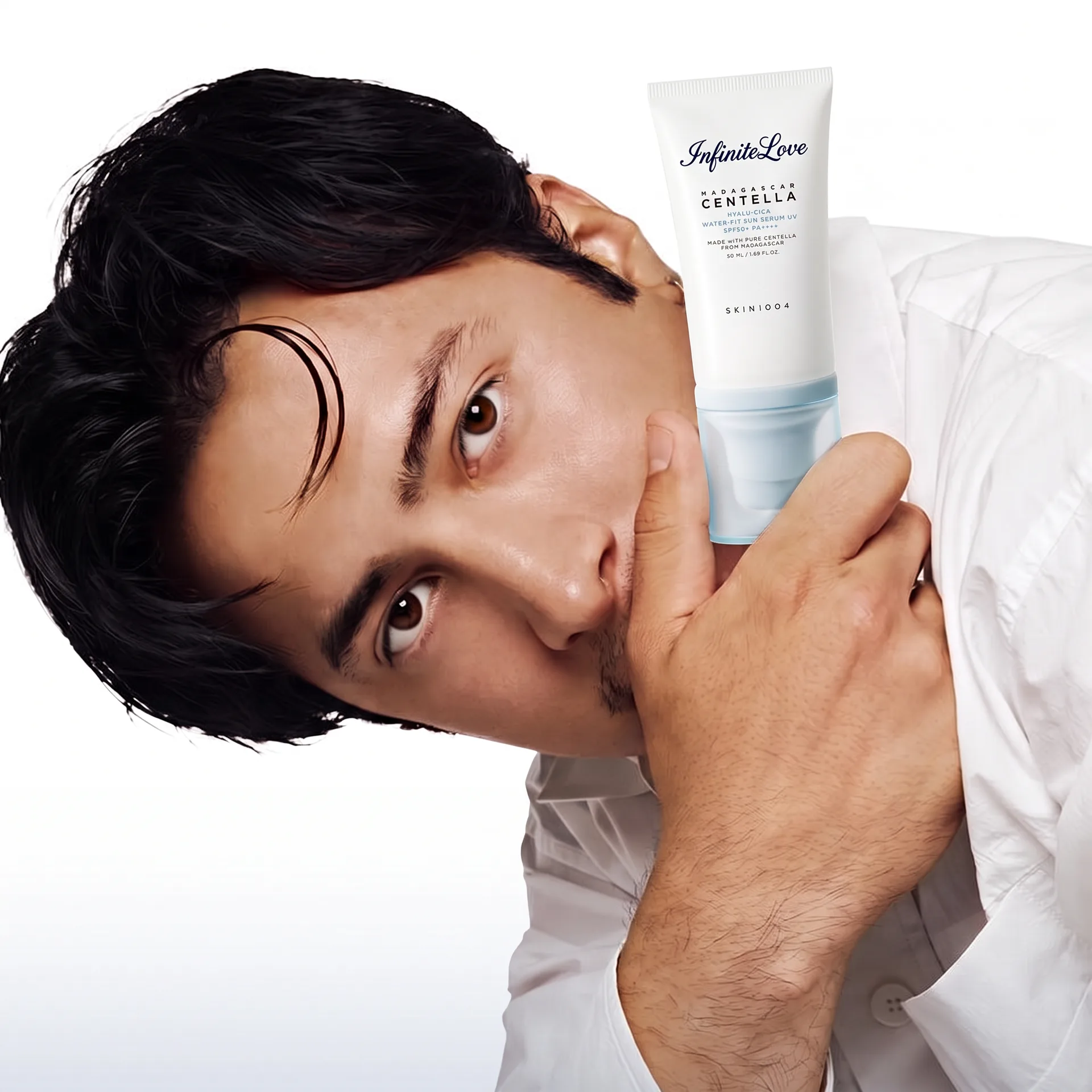 Modelo con Sérum Solar InfiniteLove
