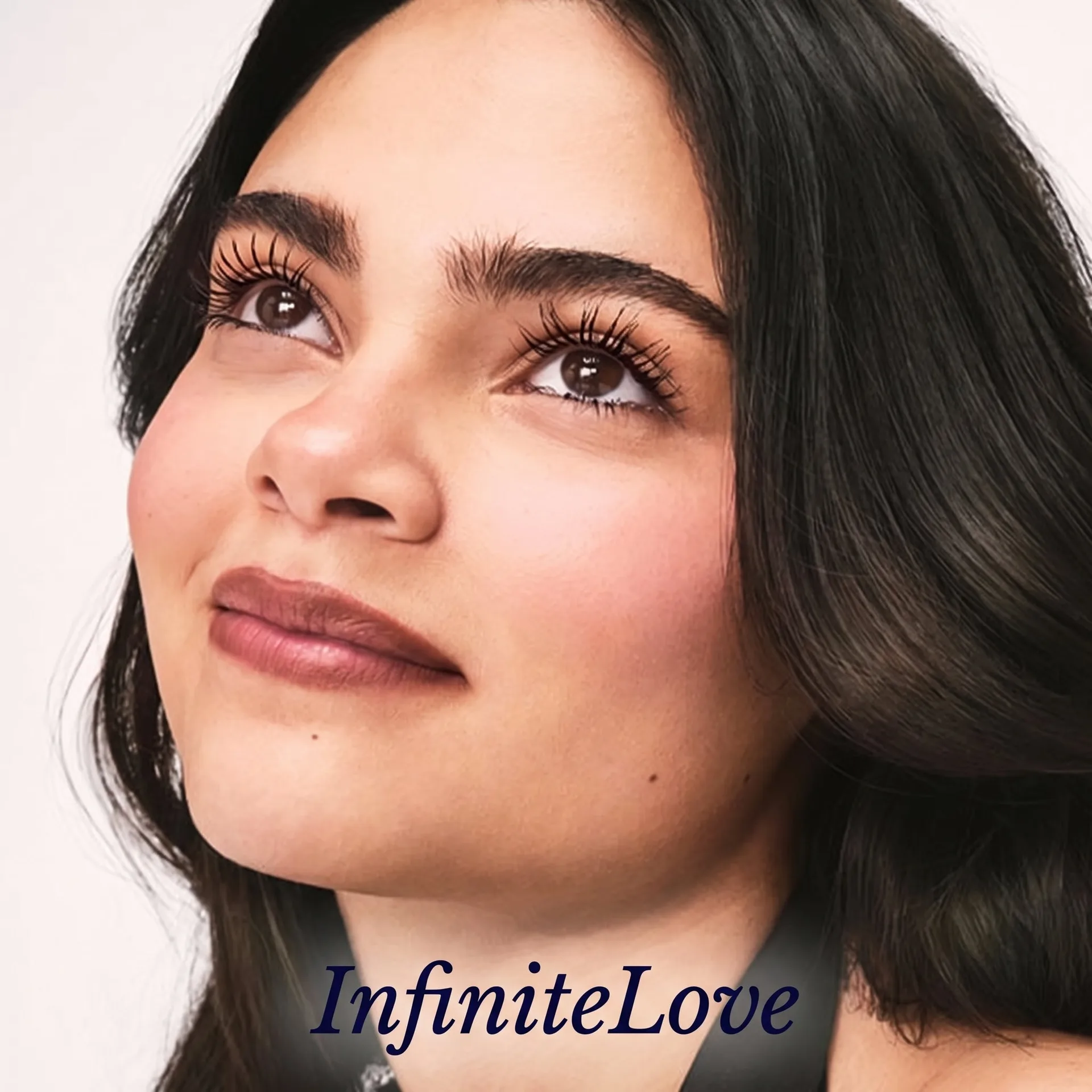 Mujer con pestañas maquilladas y mirada definida