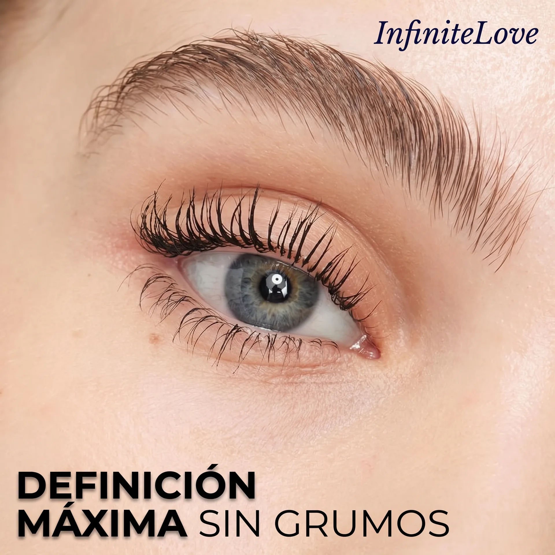 Pestañas maquilladas con un acabado definido y peinado
